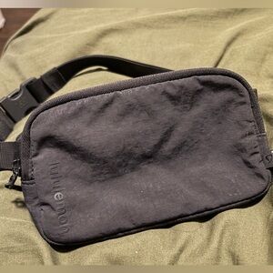 black lululemon belt bag